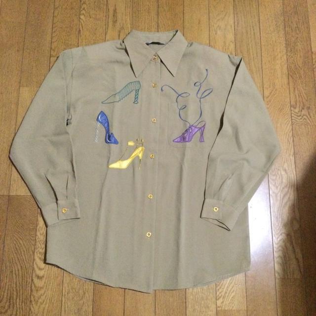 刺繍 アップリケつき長袖ブラウス  H74 < 女性ファッション  刺繍 アップリケつき長袖ブラウス  H74  < 女性ファッションの