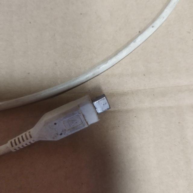 au純正 共通ACアダプタ05 0501PWA Aタイプ 被覆剥がれ有り < 家電/AV  au純正 共通ACアダプタ05 0501PWA Aタイプ 被覆剥がれ有り < 家電/AVの