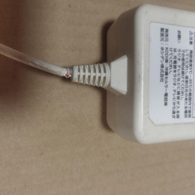 au純正 共通ACアダプタ05 0501PWA Aタイプ 被覆剥がれ有り < 家電/AV  au純正 共通ACアダプタ05 0501PWA Aタイプ 被覆剥がれ有り < 家電/AVの