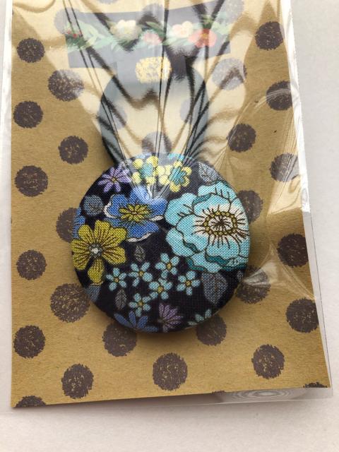 ハンドメイド ヘアゴム 特大 くるみボタン ブルーのお花♪ 青 < 女性ファッション  ハンドメイド ヘアゴム 特大 くるみボタン ブルーのお花♪ 青 < 女性ファッションの