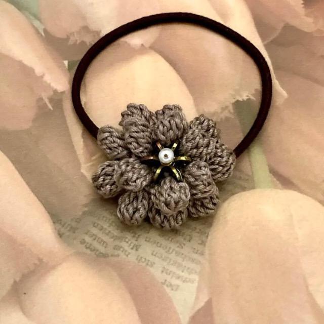 ハンドメイド♪レース編み ぽこぽこ花びらのお花モチーフヘアゴム < 女性ファッション  ハンドメイド♪レース編み ぽこぽこ花びらのお花モチーフヘアゴム  < 女性ファッションの