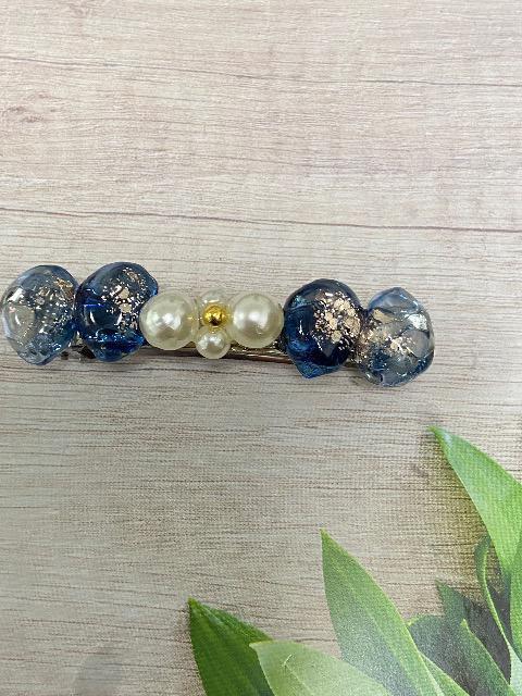 ハンドメイド レジン 鉱石とパールビーズのバレッタ ネイビー < 女性ファッション  ハンドメイド レジン 鉱石とパールビーズのバレッタ ネイビー  < 女性ファッションの
