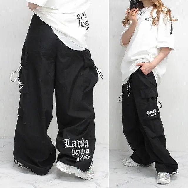 NEW最新bk2XL【Dealivez】Black Letter カーゴパンツ ALL刺繍 Backロゴ ワイドパンツ < 男性ファッション  NEW最新bk2XL【Dealivez】Black Letter カーゴパンツ ALL刺繍 Backロゴ ワイドパンツ < 男性ファッションの