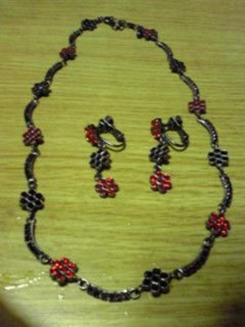 赤系ネックレスイヤリングセット < 女性アクセサリー/時計 赤系ネックレスイヤリングセット < 女性アクセサリー/時計の