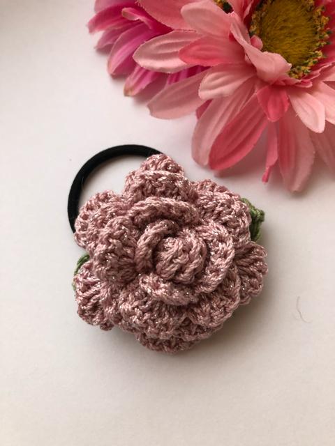 ハンドメイド ヘアゴム ブローチ レース糸で編んだ薔薇♪ ピンク < 女性ファッション  ハンドメイド ヘアゴム ブローチ レース糸で編んだ薔薇♪ ピンク  < 女性ファッションの