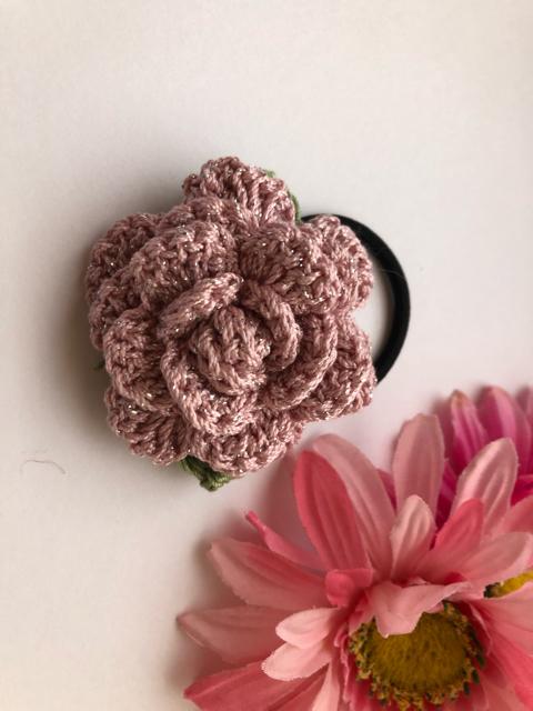 ハンドメイド ヘアゴム ブローチ レース糸で編んだ薔薇♪ ピンク < 女性ファッション  ハンドメイド ヘアゴム ブローチ レース糸で編んだ薔薇♪ ピンク < 女性ファッションの