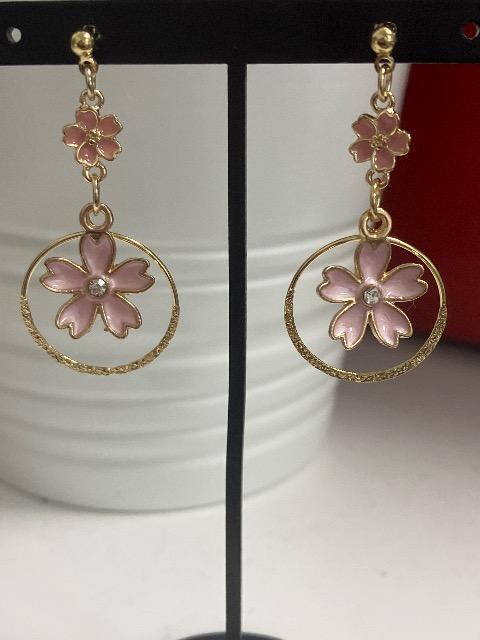 ハンドメイド 花のチャームを使用したピアス < 女性ファッション  ハンドメイド 花のチャームを使用したピアス  < 女性ファッションの