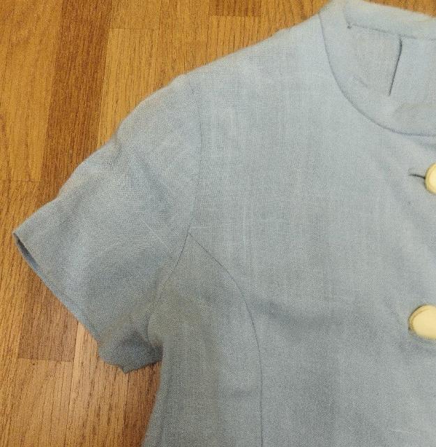 水色 麻 チャイナカラー 1960年代ビンテージ ハンドメイド ブラウス < 女性ファッション  水色 麻 チャイナカラー 1960年代ビンテージ ハンドメイド ブラウス < 女性ファッションの