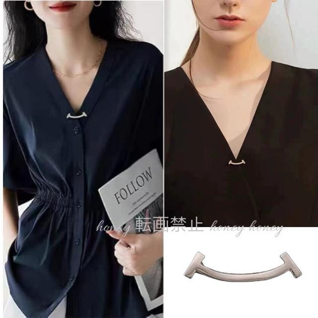 ネックピン【新品】スマイル ブローチ●シルバーカラー●胸元調整 ワンポイント アクセント ニット セーター ジャケット シャツ < 女性アクセサリー/時計  ネックピン【新品】スマイル ブローチ●シルバーカラー●胸元調整 ワンポイント アクセント ニット セーター ジャケット シャツ  < 女性アクセサリー/時計の