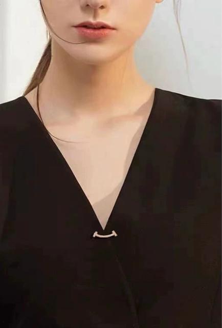 ネックピン【新品】スマイル ブローチ●シルバーカラー●胸元調整 ワンポイント アクセント ニット セーター ジャケット シャツ < 女性アクセサリー/時計  ネックピン【新品】スマイル ブローチ●シルバーカラー●胸元調整 ワンポイント アクセント ニット セーター ジャケット シャツ < 女性アクセサリー/時計の