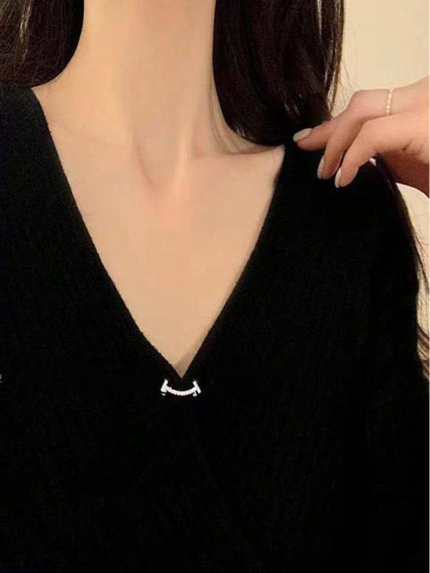 ネックピン【新品】スマイル ブローチ●シルバーカラー●胸元調整 ワンポイント アクセント ニット セーター ジャケット シャツ < 女性アクセサリー/時計  ネックピン【新品】スマイル ブローチ●シルバーカラー●胸元調整 ワンポイント アクセント ニット セーター ジャケット シャツ < 女性アクセサリー/時計の