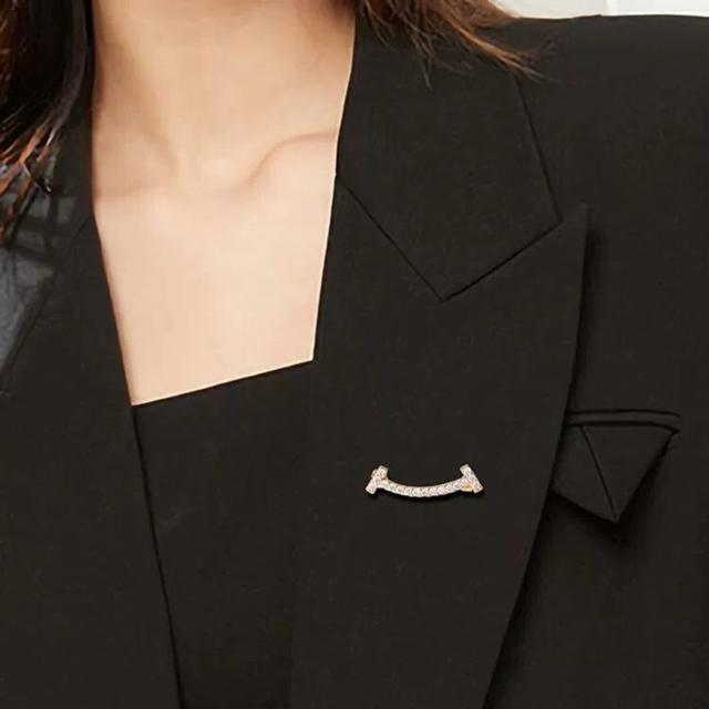 ネックピン【新品】スマイル ブローチ●シルバーカラー●胸元調整 ワンポイント アクセント ニット セーター ジャケット シャツ < 女性アクセサリー/時計  ネックピン【新品】スマイル ブローチ●シルバーカラー●胸元調整 ワンポイント アクセント ニット セーター ジャケット シャツ < 女性アクセサリー/時計の