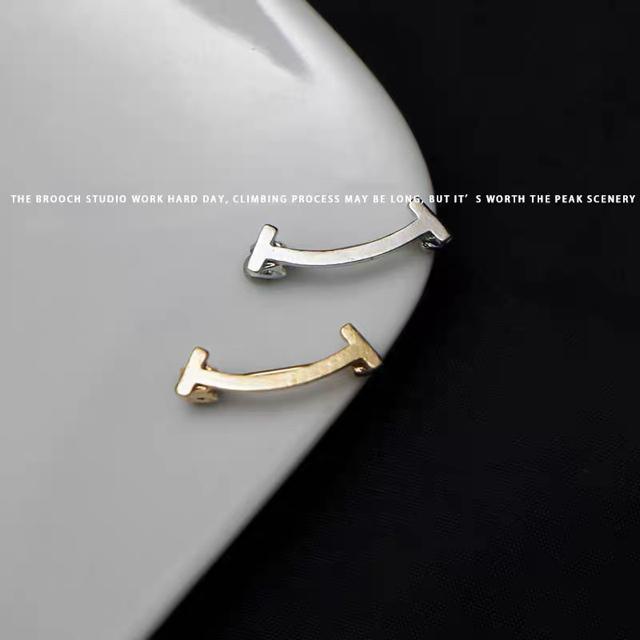 ネックピン【新品】スマイル ブローチ●シルバーカラー●胸元調整 ワンポイント アクセント ニット セーター ジャケット シャツ < 女性アクセサリー/時計  ネックピン【新品】スマイル ブローチ●シルバーカラー●胸元調整 ワンポイント アクセント ニット セーター ジャケット シャツ < 女性アクセサリー/時計の