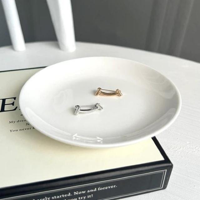 ネックピン【新品】スマイル ブローチ●シルバーカラー●胸元調整 ワンポイント アクセント ニット セーター ジャケット シャツ < 女性アクセサリー/時計  ネックピン【新品】スマイル ブローチ●シルバーカラー●胸元調整 ワンポイント アクセント ニット セーター ジャケット シャツ < 女性アクセサリー/時計の