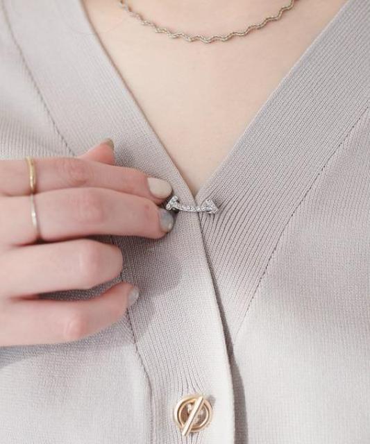 ネックピン【新品】スマイル ブローチ●シルバーカラー●胸元調整 ワンポイント アクセント ニット セーター ジャケット シャツ < 女性アクセサリー/時計  ネックピン【新品】スマイル ブローチ●シルバーカラー●胸元調整 ワンポイント アクセント ニット セーター ジャケット シャツ < 女性アクセサリー/時計の