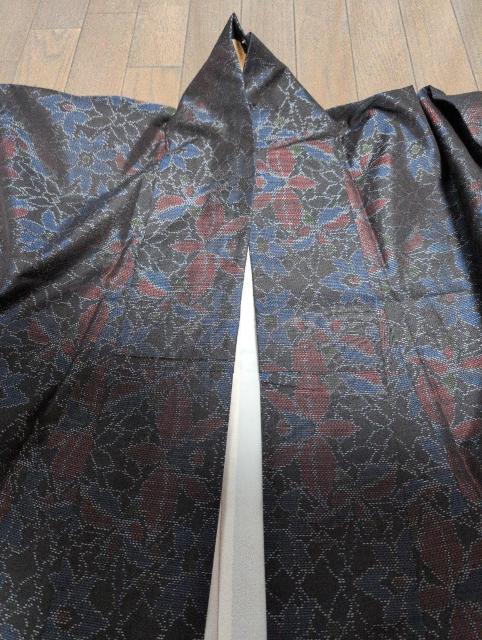 証紙付き、未使用、本場大島紬の着物、ネイビー柄 < 女性ファッション  証紙付き、未使用、本場大島紬の着物、ネイビー柄 < 女性ファッションの