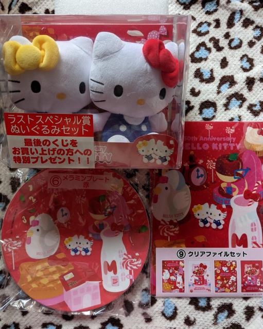 ハローキティ50thアニバーサリー当りくじB点セット(ぬいぐるみセット、メラミンプレート、クリアファイルセット) < おもちゃ ハローキティ50thアニバーサリー当りくじB点セット(ぬいぐるみセット、メラミンプレート、クリアファイルセット) < おもちゃの