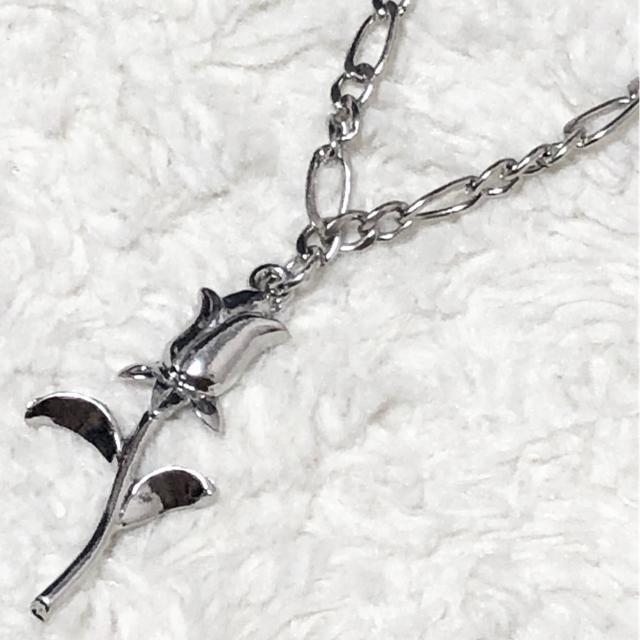 【新品】薔薇デザインネックレス < 女性アクセサリー/時計  【新品】薔薇デザインネックレス < 女性アクセサリー/時計の