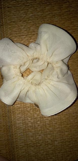 ハンドメイド キラキラ飾り付きオフホワイト系シュシュ < 女性ファッション ハンドメイド キラキラ飾り付きオフホワイト系シュシュ < 女性ファッションの