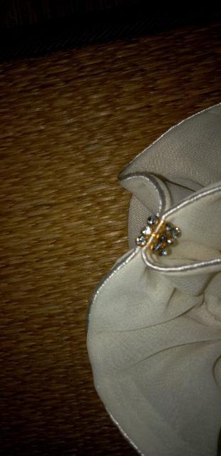 ハンドメイド キラキラ飾り付きオフホワイト系シュシュ < 女性ファッション ハンドメイド キラキラ飾り付きオフホワイト系シュシュ < 女性ファッションの