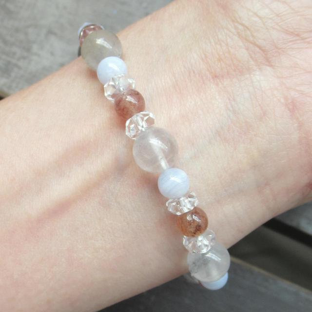 クラウディークォーツxモスコバイトxブルーレースブレスレット 天然石 パワーストーン < 女性アクセサリー/時計 クラウディークォーツxモスコバイトxブルーレースブレスレット 天然石 パワーストーン < 女性アクセサリー/時計の