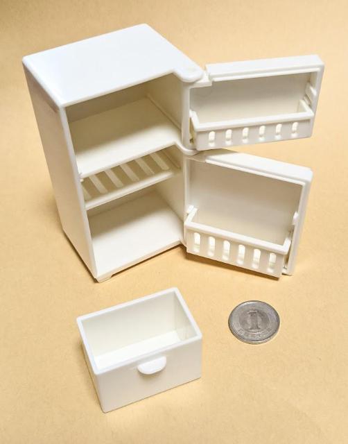 ミニチュア★冷蔵庫@★2ドア★ホワイト★リカちゃんやシルバニアに★ドールハウスに★ < おもちゃ  ミニチュア★冷蔵庫@★2ドア★ホワイト★リカちゃんやシルバニアに★ドールハウスに★ < おもちゃの