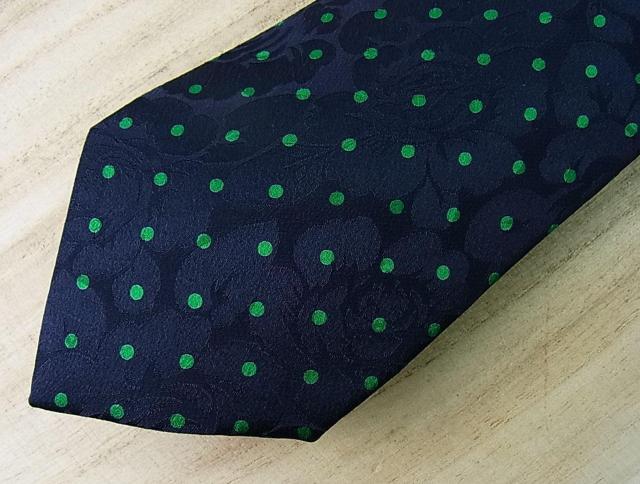 ◆確実正規品 未使用タグ付き NINA RICCI ニナリッチ ネクタイ&ポケットチーフセット/剣先幅8cm・透かしバラ柄・ < ブランド ◆確実正規品 未使用タグ付き NINA RICCI ニナリッチ ネクタイ&ポケットチーフセット/剣先幅8cm・透かしバラ柄・ < ブランドの