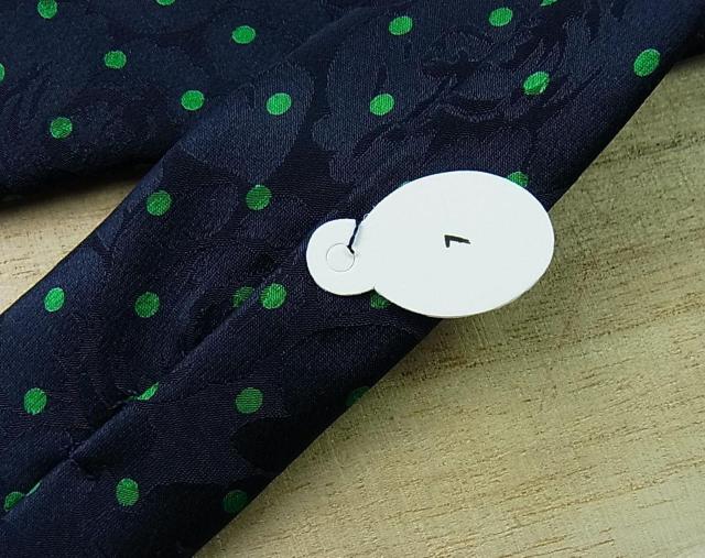 ◆確実正規品 未使用タグ付き NINA RICCI ニナリッチ ネクタイ&ポケットチーフセット/剣先幅8cm・透かしバラ柄・ < ブランド ◆確実正規品 未使用タグ付き NINA RICCI ニナリッチ ネクタイ&ポケットチーフセット/剣先幅8cm・透かしバラ柄・ < ブランドの