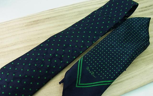 ◆確実正規品 未使用タグ付き NINA RICCI ニナリッチ ネクタイ&ポケットチーフセット/剣先幅8cm・透かしバラ柄・ < ブランド ◆確実正規品 未使用タグ付き NINA RICCI ニナリッチ ネクタイ&ポケットチーフセット/剣先幅8cm・透かしバラ柄・ < ブランドの