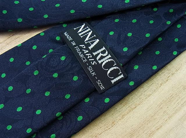 ◆確実正規品 未使用タグ付き NINA RICCI ニナリッチ ネクタイ&ポケットチーフセット/剣先幅8cm・透かしバラ柄・ < ブランド ◆確実正規品 未使用タグ付き NINA RICCI ニナリッチ ネクタイ&ポケットチーフセット/剣先幅8cm・透かしバラ柄・ < ブランドの