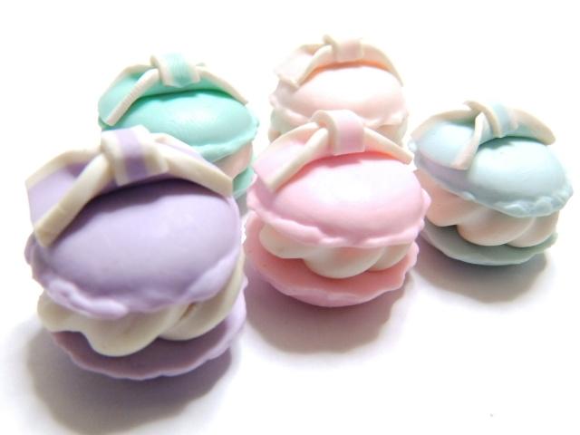 《New》デコ*ケーキ<樹脂粘土>クリームたっぷり★リボン付マカロン【5個セット】 < 香水/コスメ/ネイル  《New》デコ*ケーキ<樹脂粘土>クリームたっぷり★リボン付マカロン【5個セット】 < 香水/コスメ/ネイルの