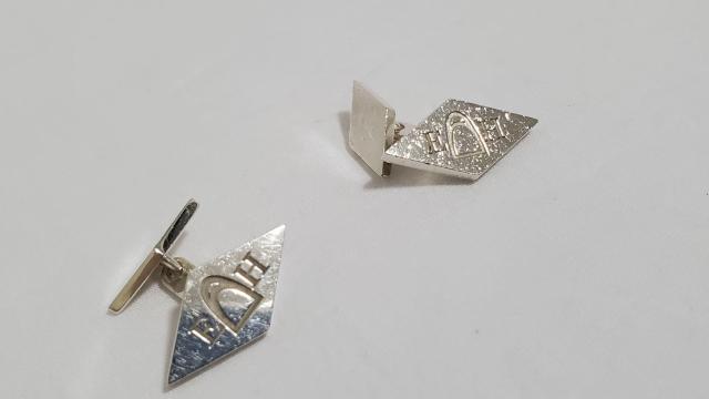 正規 エルメス ダイヤ 2連リバーシブルカフス AG ラージL ひし形カフリンクス SVシャイニーボタン クラシック ロゴアイコン < ブランド  正規 エルメス ダイヤ 2連リバーシブルカフス AG ラージL ひし形カフリンクス SVシャイニーボタン クラシック ロゴアイコン  < ブランドの