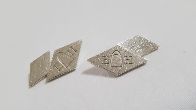 正規 エルメス ダイヤ 2連リバーシブルカフス AG ラージL ひし形カフリンクス SVシャイニーボタン クラシック ロゴアイコン < ブランド  正規 エルメス ダイヤ 2連リバーシブルカフス AG ラージL ひし形カフリンクス SVシャイニーボタン クラシック ロゴアイコン < ブランドの