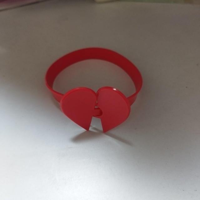 左右を留めるとハートになる真っ赤なビニールバングル < 女性アクセサリー/時計  左右を留めるとハートになる真っ赤なビニールバングル  < 女性アクセサリー/時計の