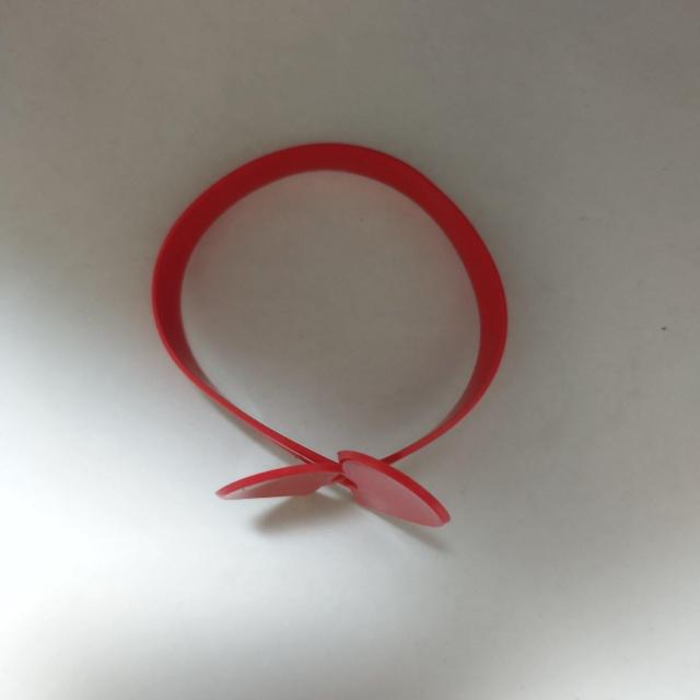 左右を留めるとハートになる真っ赤なビニールバングル < 女性アクセサリー/時計  左右を留めるとハートになる真っ赤なビニールバングル < 女性アクセサリー/時計の