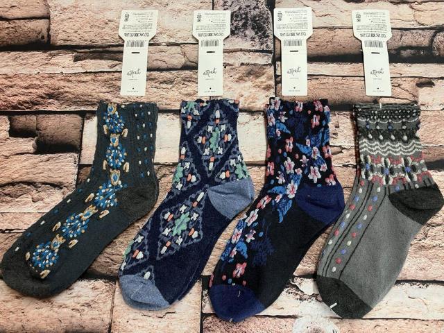 『画像から4足組』お洒落なフロート柄入り サラッと快適・天然綿使用!【att rait】レディース綿混クルー丈ソックス < 女性ファッション  『画像から4足組』お洒落なフロート柄入り サラッと快適・天然綿使用!【att rait】レディース綿混クルー丈ソックス  < 女性ファッションの