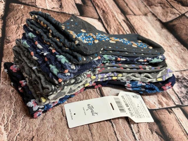 『画像から4足組』お洒落なフロート柄入り サラッと快適・天然綿使用!【att rait】レディース綿混クルー丈ソックス < 女性ファッション  『画像から4足組』お洒落なフロート柄入り サラッと快適・天然綿使用!【att rait】レディース綿混クルー丈ソックス < 女性ファッションの