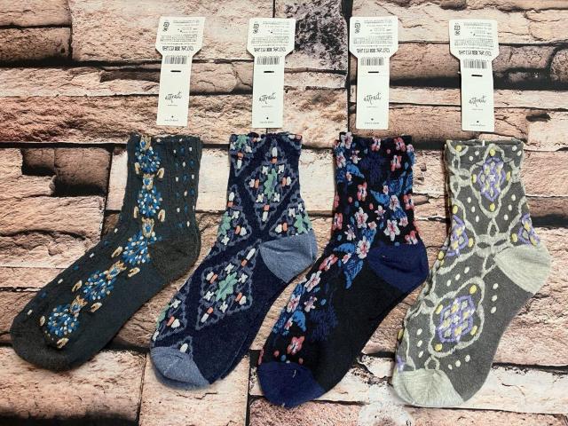 『画像から4足組』お洒落なフロート柄入り サラッと快適・天然綿使用!【att rait】レディース綿混クルー丈ソックス < 女性ファッション  『画像から4足組』お洒落なフロート柄入り サラッと快適・天然綿使用!【att rait】レディース綿混クルー丈ソックス < 女性ファッションの