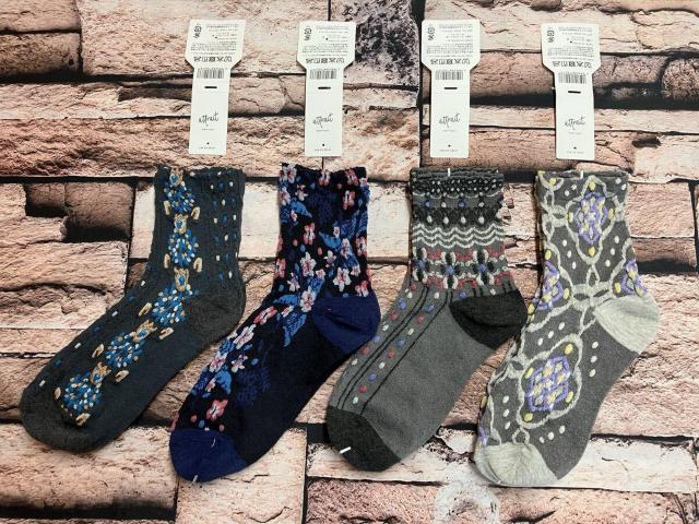 『画像から4足組』お洒落なフロート柄入り サラッと快適・天然綿使用!【att rait】レディース綿混クルー丈ソックス < 女性ファッション  『画像から4足組』お洒落なフロート柄入り サラッと快適・天然綿使用!【att rait】レディース綿混クルー丈ソックス < 女性ファッションの