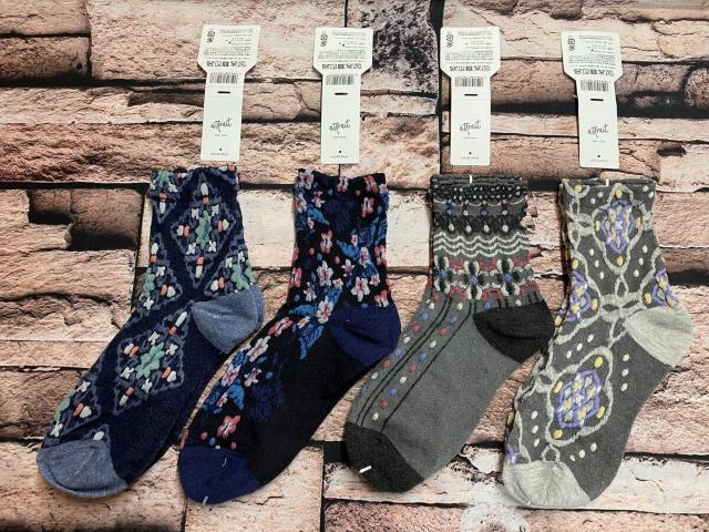 『画像から4足組』お洒落なフロート柄入り サラッと快適・天然綿使用!【att rait】レディース綿混クルー丈ソックス < 女性ファッション  『画像から4足組』お洒落なフロート柄入り サラッと快適・天然綿使用!【att rait】レディース綿混クルー丈ソックス < 女性ファッションの