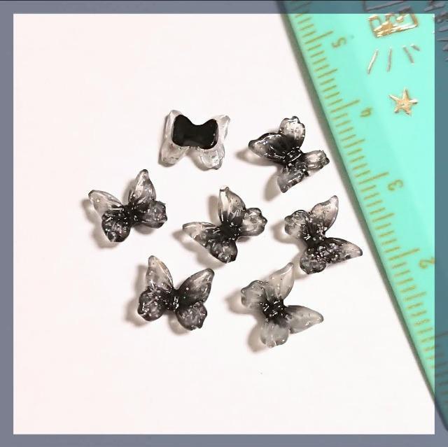 【デコパーツ】蝶々形☆クリアにシルバーラメ×ブラック☆合計7個☆約8mm☆アクリル製 < 香水/コスメ/ネイル 【デコパーツ】蝶々形☆クリアにシルバーラメ×ブラック☆合計7個☆約8mm☆アクリル製 < 香水/コスメ/ネイルの