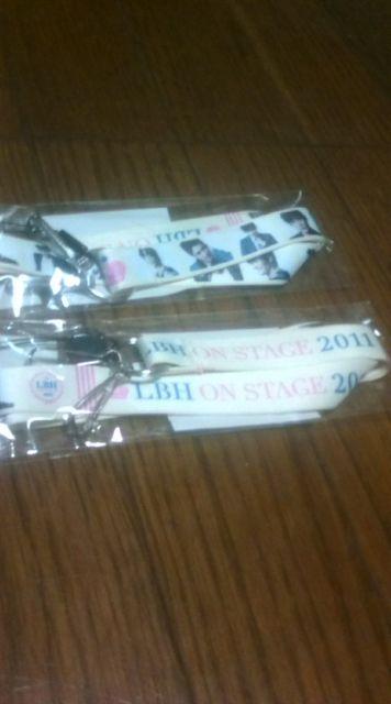 イ・ビョンホン2011年ONstage写真入りネックストラップ。2つセット < タレントグッズ イ・ビョンホン2011年ONstage写真入りネックストラップ。2つセット < タレントグッズの