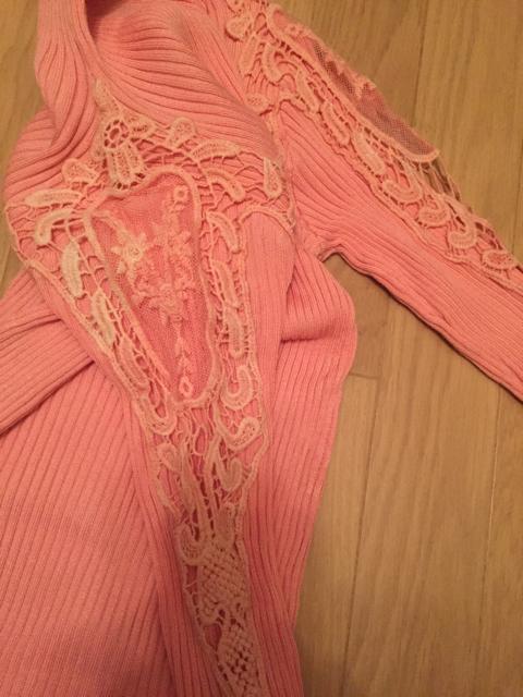 ピーチピンク デザインレース タートルリブニット 長め丈 < 女性ファッション  ピーチピンク デザインレース タートルリブニット 長め丈 < 女性ファッションの