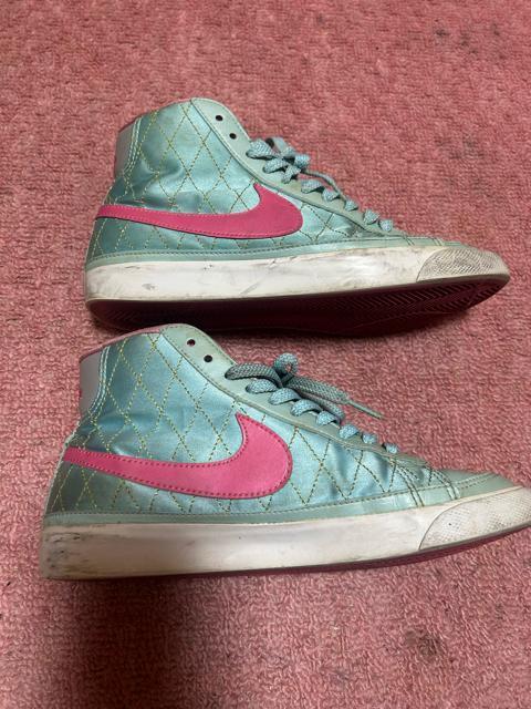 NIKE ブレーザーミッドプレミアム キルティングハイカットスニーカー ミントブルー×ピンク < ブランド NIKE ブレーザーミッドプレミアム キルティングハイカットスニーカー ミントブルー×ピンク < ブランドの