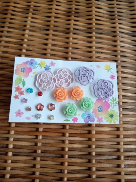 ☆お得☆ラインストーン マルチカラーお花 ピアス セット 7 < 女性アクセサリー/時計  ☆お得☆ラインストーン マルチカラーお花 ピアス セット 7  < 女性アクセサリー/時計の