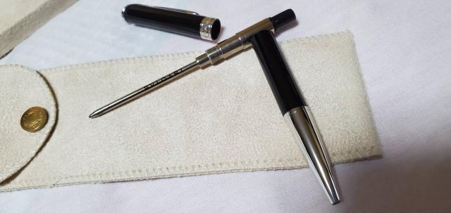 正規美レア ブルガリ クラシック エンブレムロゴショート ボールペン 黒 10cm 付属有 サインペン 男女兼用 ステーショナリー < ブランド  正規美レア ブルガリ クラシック エンブレムロゴショート ボールペン 黒 10cm 付属有 サインペン 男女兼用 ステーショナリー < ブランドの