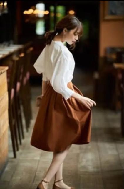 ユニクロ ハイウエストドライストレッチタックスカート フレアスカート ひざ丈 ブラウン テラコッタ レンガ M < ブランド  ユニクロ ハイウエストドライストレッチタックスカート フレアスカート ひざ丈 ブラウン テラコッタ レンガ M < ブランドの