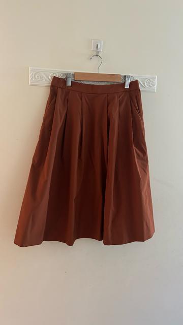 ユニクロ ハイウエストドライストレッチタックスカート フレアスカート ひざ丈 ブラウン テラコッタ レンガ M < ブランド  ユニクロ ハイウエストドライストレッチタックスカート フレアスカート ひざ丈 ブラウン テラコッタ レンガ M < ブランドの