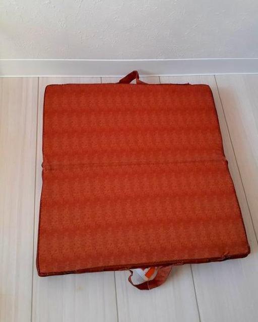 新品◆レトロ トランク型 折りたたみ クッション 座布団◆アイボリー/ブラウン◆アウトドア キャンプ 車 < インテリア/ライフ  新品◆レトロ トランク型 折りたたみ クッション 座布団◆アイボリー/ブラウン◆アウトドア キャンプ 車 < インテリア/ライフの