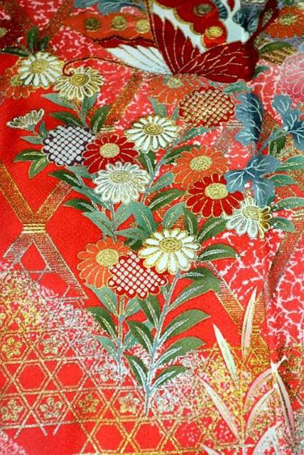 【最高級】 新品同様 暈し染め 金銀彩 金銀駒シシュウ 蝶 レトロモダンで可愛い振袖 身丈157cm 裄丈65cm T3439 < 女性ファッション  【最高級】 新品同様 暈し染め 金銀彩 金銀駒シシュウ 蝶 レトロモダンで可愛い振袖 身丈157cm 裄丈65cm T3439 < 女性ファッションの